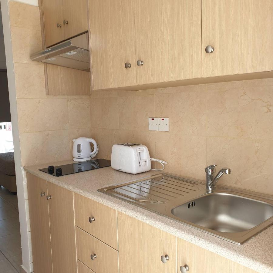 Napa Charles Apts 아이아 나파 외부 사진