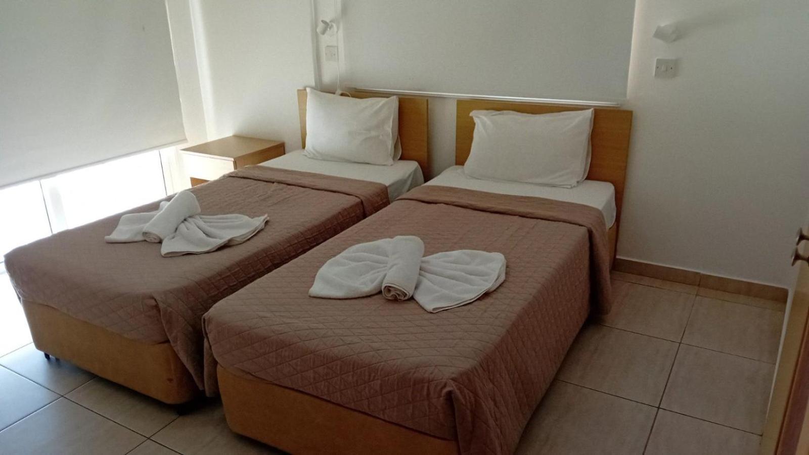 Napa Charles Apts 아이아 나파 외부 사진